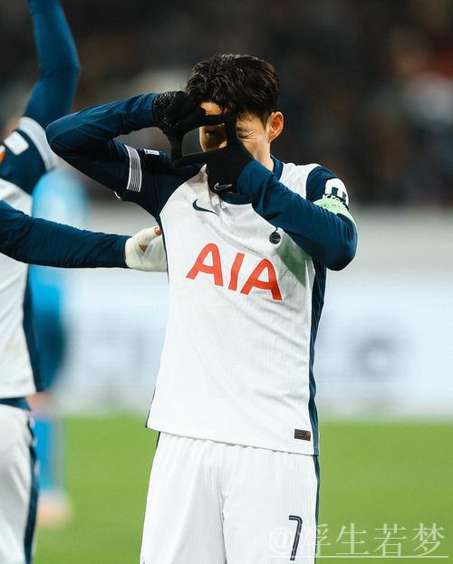 孙兴慜额头挂彩风波：捧杯时被人推撞导致